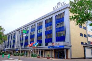un edificio con un hotel al lado de una calle en City Line Boutique Hotel, en Tashkent