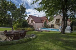 Bazén v ubytovaní Hotel Garni Pod Skalkou alebo v jeho blízkosti