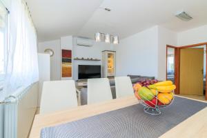 a kitchen with a bowl of fruit on a table at Holiday Home Natasha in Svetvinčenat