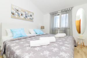 een slaapkamer met een bed en een surfplank bij Holiday Home Natasha in Svetvinčenat +9 foto's