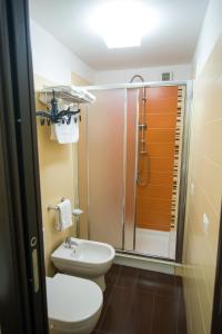 アーチ・トレッツァにあるAcitrezza B&Bのバスルーム(トイレ、シャワー付)