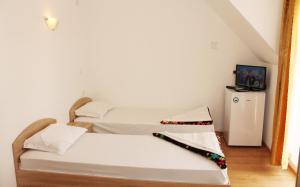 ソゾポルにあるHotel Aia Kavatsiのベッドルーム1室(ベッド2台、小型冷蔵庫付)
