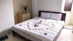 Una cama con un corazón hecho de bastones de caramelo. en Thanh Huong Homestay Số 7 Hẻm 41 Đường Ngô Quyền, Phường Vĩnh Ninh, Thành phố Huế, en Hue