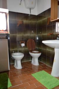 a bathroom with a toilet and a sink at Principe di Napoli in Pescasseroli