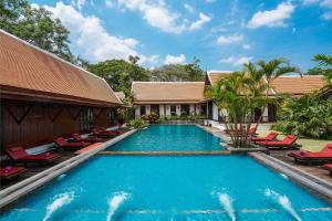 Der Swimmingpool an oder in der Nähe von Legendha Sukhothai Hotel - SHA certified