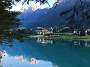 a view of a lake with mountains in the background at Hotel Juventus in Auronzo di Cadore