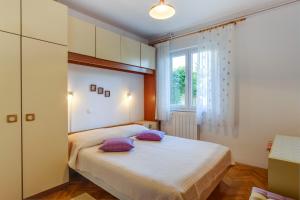 Ein Bett oder Betten in einem Zimmer der Unterkunft Apartments Beba