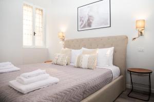 sypialnia z łóżkiem z dwoma ręcznikami w obiekcie SuityRHome RioneMonti16 w Rzymie