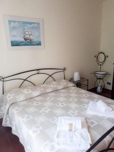 Un dormitorio con una cama con una toalla encima. en Villa Grazia, en La Spezia