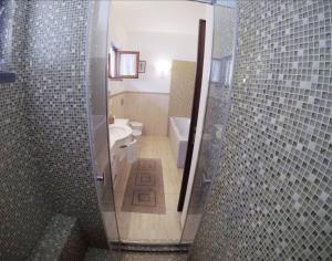 Un baño con ducha, inodoro y lavabo. en Villa Grazia, en La Spezia