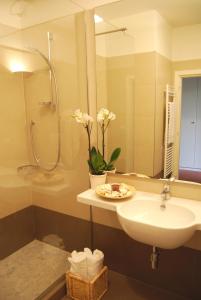 A bathroom at Residenze Al Colle Dei Pini