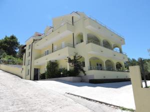 uma grande casa branca na beira de uma estrada em Villa Luna em Trogir