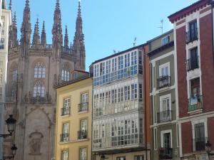 un groupe de bâtiments devant une église dans l'établissement Precioso apartamento al lado de la Catedral, à Burgos