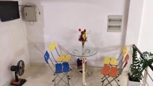 een glazen tafel en stoelen in een kamer bij Thanh Huong Homestay in Hue