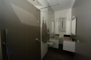 ベッラーノにあるCasa Luisaのバスルーム(シャワー、トイレ、シンク付)