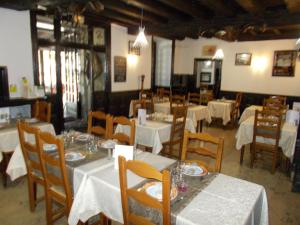 jadalnia ze stołami i krzesłami z białym blatem w obiekcie Hotel Chaumiere - w mieście Tournon-sur-Rhône