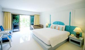 เตียงในห้องที่ Krabi Tipa Resort - SHA EXTRA PLUS