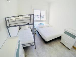 una camera con due letti a castello e una scrivania di 3 plan des boucaniers a Cap d'Agde