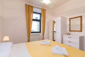 1 dormitorio con 1 cama y 2 toallas blancas en Fiorelin en Pula