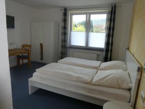 1 Schlafzimmer mit 2 Betten und einem Fenster in der Unterkunft Gasthof zur Querenburg in Hannoversch Münden