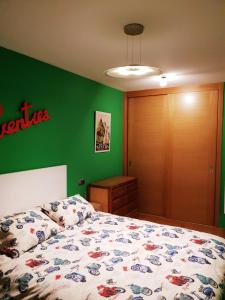 ポンテベドラにあるAPARTAMENTO HERREROS 28の緑の壁、ベッド付きのベッドルーム1室