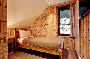 een slaapkamer met een bed en een raam bij Hotel Sanetsch in Gsteig