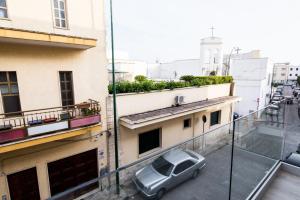 ein kleines Auto, das auf dem Balkon eines Gebäudes geparkt ist in der Unterkunft Casa Vacanze Capitano in Porto Cesareo