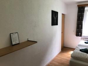 Gasthof Fair في Mörtschach: غرفة معيشة مع أريكة ورف على الحائط
