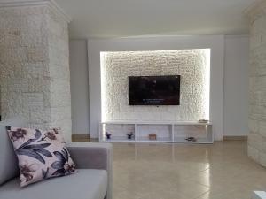 TV i/ili multimedijalni sistem u objektu Luxury duplex Armand Durres