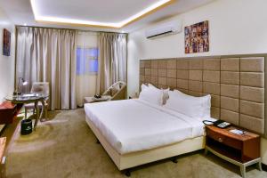 Postel nebo postele na pokoji v ubytování Golden Dune Hotel Turaif
