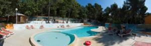 Bazén v ubytování Camping les Playes nebo v jeho okolí