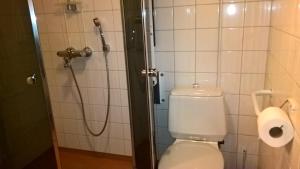 y baño con aseo y cabina de ducha. en Huoneistohotelli DomusVirrat, en Virrat