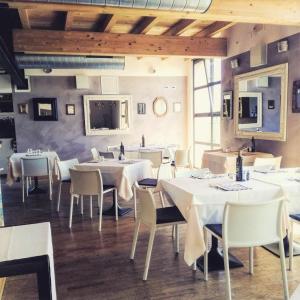 Il Bucchio Country Hotel tesisinde bir restoran veya yemek mekanı