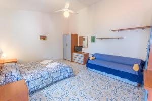 Säng eller sängar i ett rum på Vulcano Blu Residence