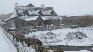 Aille River Tourist Hostel and Camping Doolin ziemā