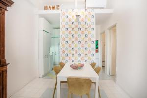 uma sala de jantar com uma mesa branca e cadeiras em Casa dell'Isola Bella Taormina mare em Taormina