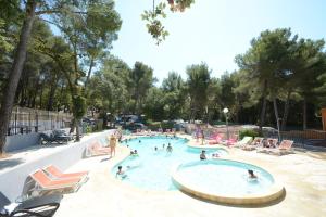 Bazén v ubytování Camping les Playes nebo v jeho okolí