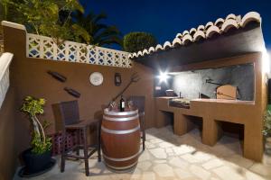 eine Bar mit einer großen Badewanne auf der Terrasse in der Unterkunft Casa Malonda in Teulada