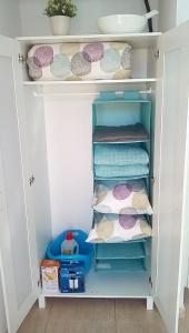 um armário cheio de toalhas em Estudio Europa em El Médano