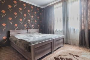 una camera da letto con un letto con carta da parati floreale di Strawberry a Borjomi