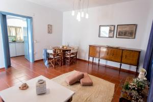 ein Wohnzimmer mit einem Tisch und einem Esszimmer in der Unterkunft Eirinaki House in Patmos