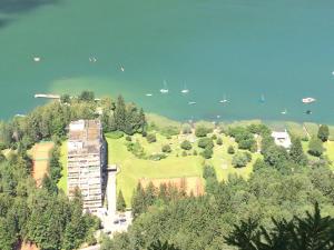 z góry widok na budynek na wzgórzu nad wodą w obiekcie Seewohnung am Ossiacher See direkt an der Gerlitzen w Villach