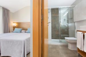 a bathroom with a shower and a toilet at Aparthotel Odissea Park in Santa Susanna