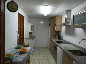 una pequeña cocina con fregadero y encimera en Alojamiento Santa Engracia Laguardia, en Laguardia
