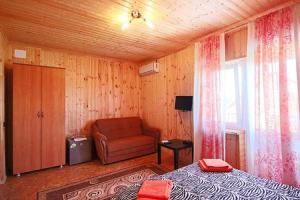 ゴルビツカヤにあるOgni Stolitsyのベッドルーム1室(ベッド1台、椅子、窓付)