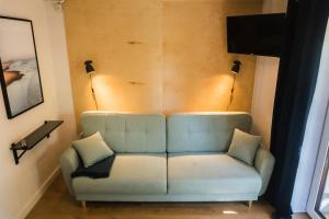 sala de estar con sofá y 2 lámparas en Redlowskie Klify Apartments en Gdynia