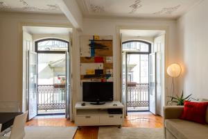 リスボンにあるBeautiful apartment in Bairro Alto - Quiteのリビングルーム(テレビ、大きな窓2つ付)
