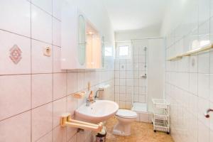Koupelna v ubytování Apartment Salha + 29 fotografií