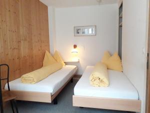 Giường trong phòng chung tại Hotel Tschuggen