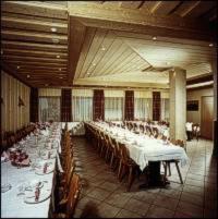 Cette grande chambre comprend de longues tables et chaises. dans l'établissement Gasthof-Hotel-Löwen, à Hechingen